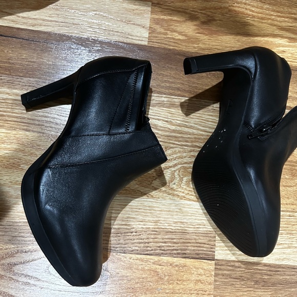 New Clarks Women's Black Ambyr Hope Booties - Picture 2 of 5